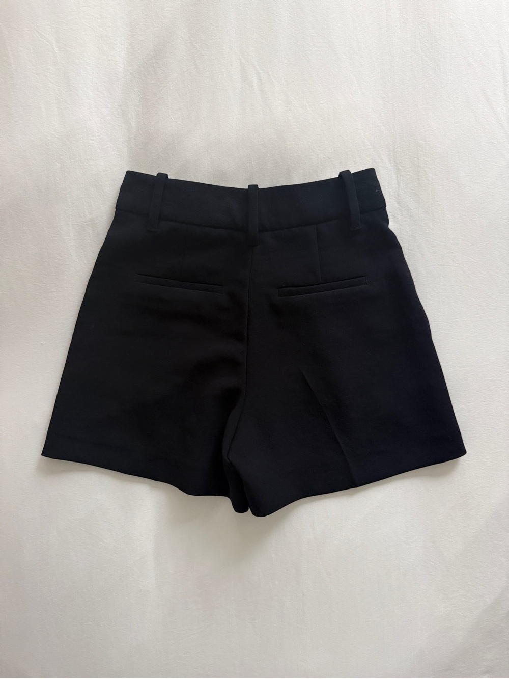 Aritzia Effortless Shorts in Black, size 00 - Picture 3 of 4